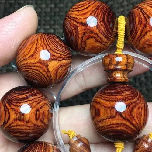 1 - Buddha Bodhis Wearing Huanghua Pear Bracelet on Left Hand