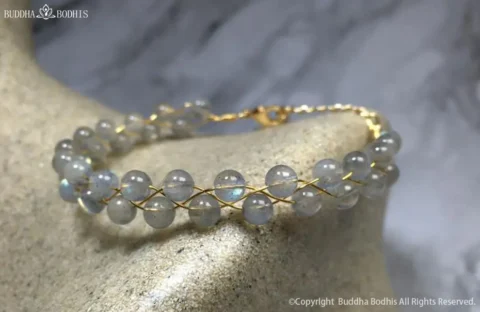 A Guide to the Labradorite Bracelet: Its Meaning, Benefits, and How to Wear It