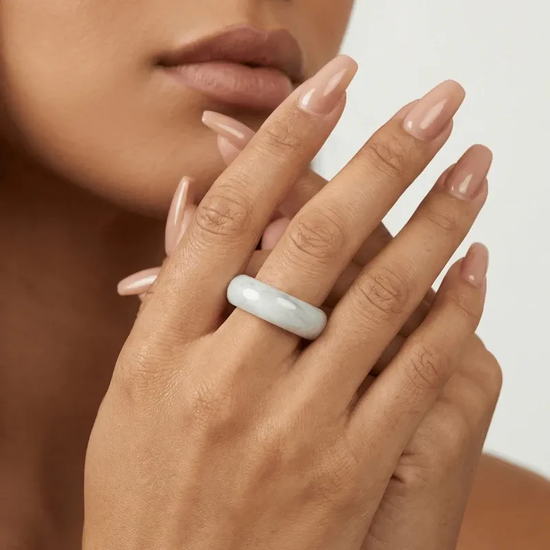 tianshan-cui-jade-ring-american-fashion-model-hand_ tianshan-cui-jade-ring-american-fashion-model-hand_